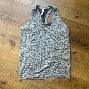 Athleta momentum tank. Size L. Runs big worn a hand full of times